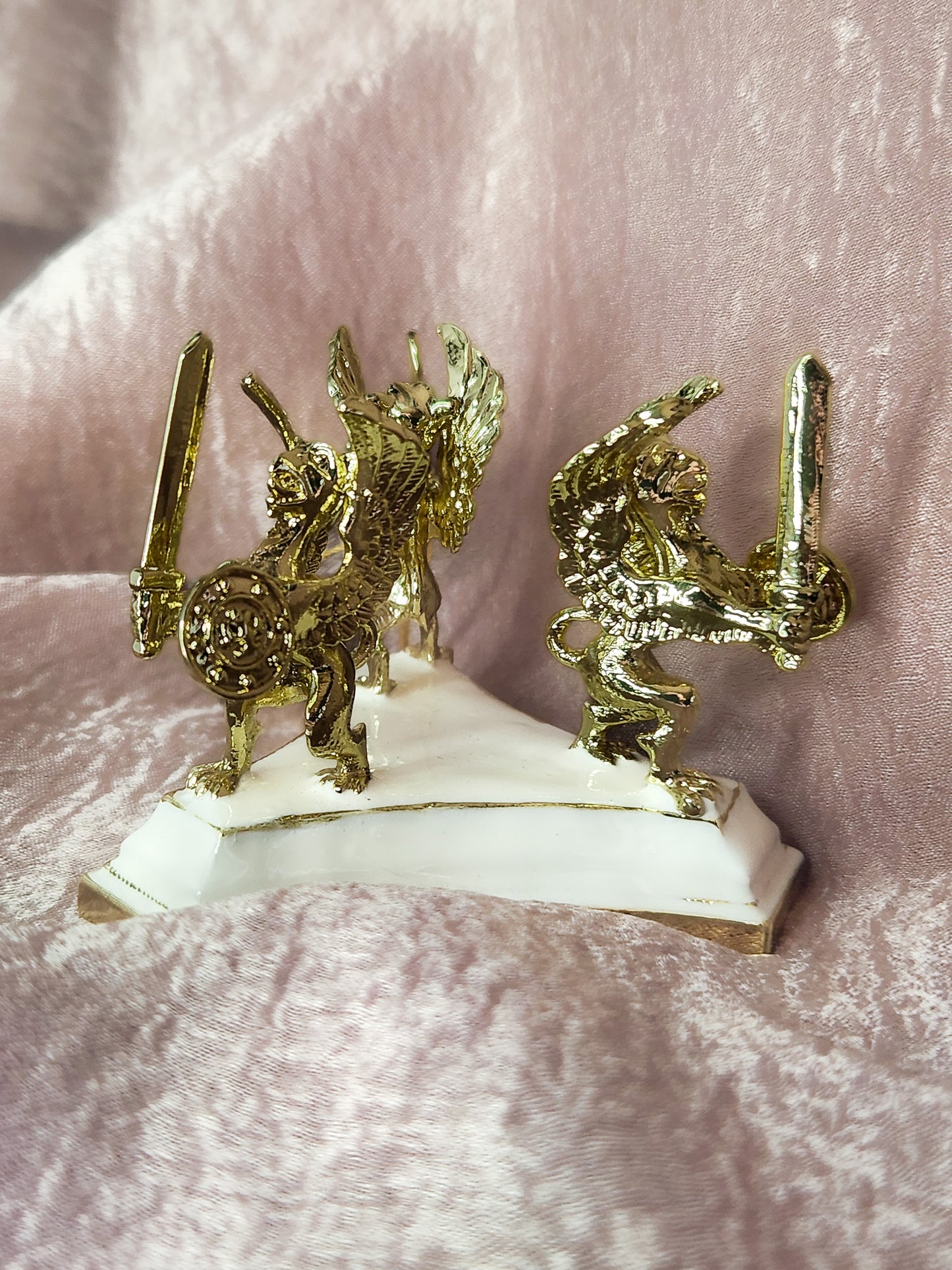 Griffin Sphere Holder