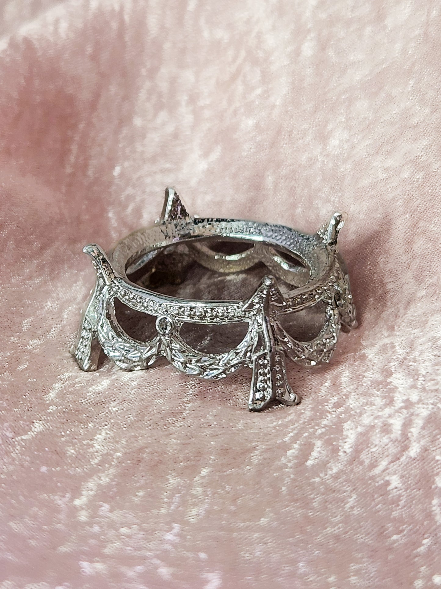 Silver Garland Sphere Holder