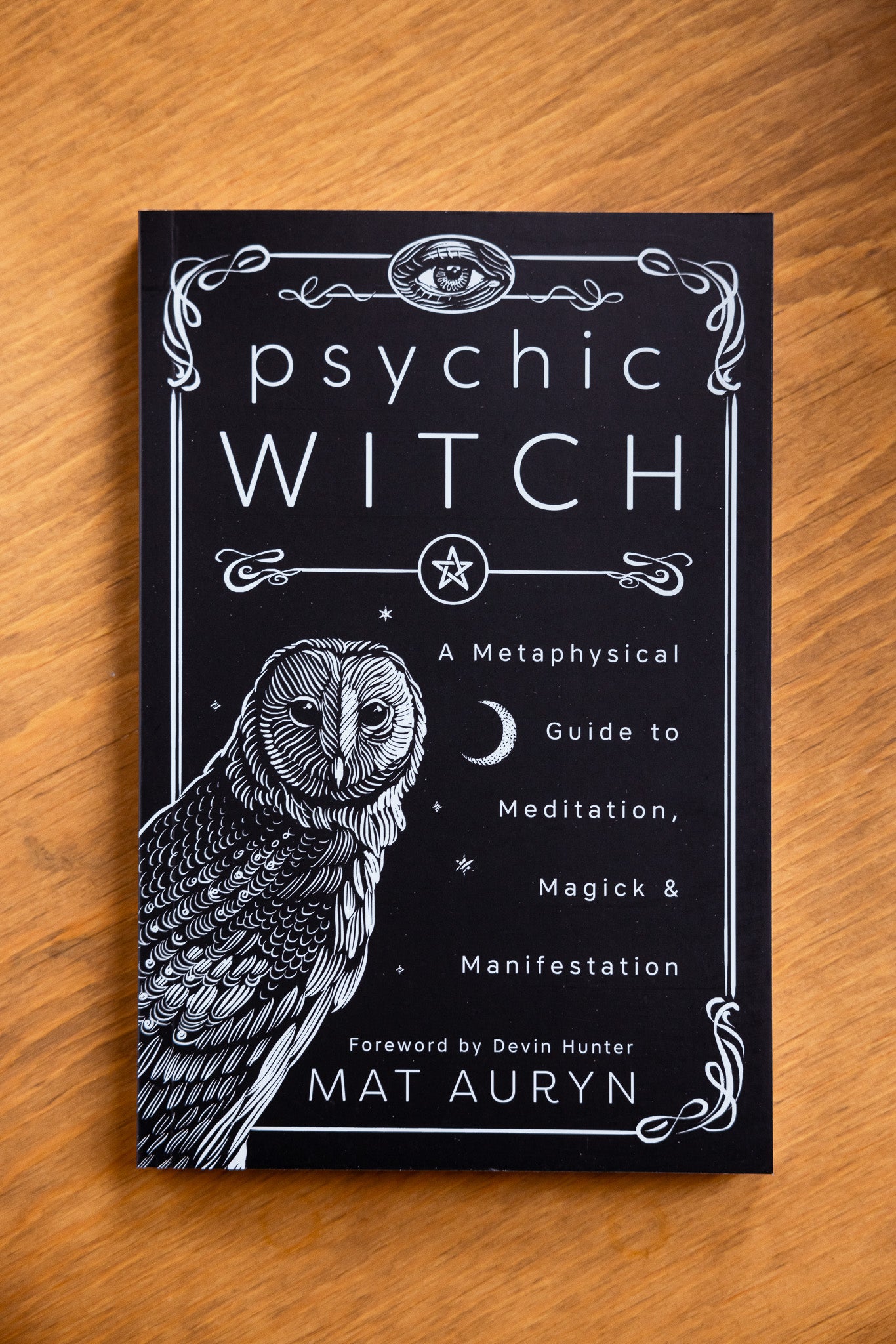 Psychic Witch: A Metaphysical Guide to Meditation, Magick & Manifestation by Mat Auryn, Devin Hunter (Foreword by)
