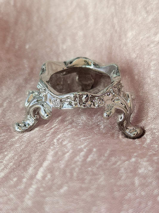 Wavy Silver Sphere Holder